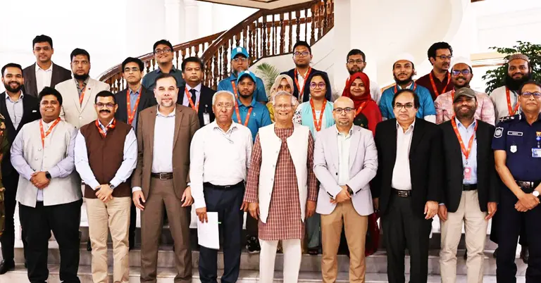 নাগরিক সেবা বাংলাদেশের উদ্বোধন অনুষ্ঠানে প্রধান উপদেষ্টার সঙ্গে অন্যান্যরা